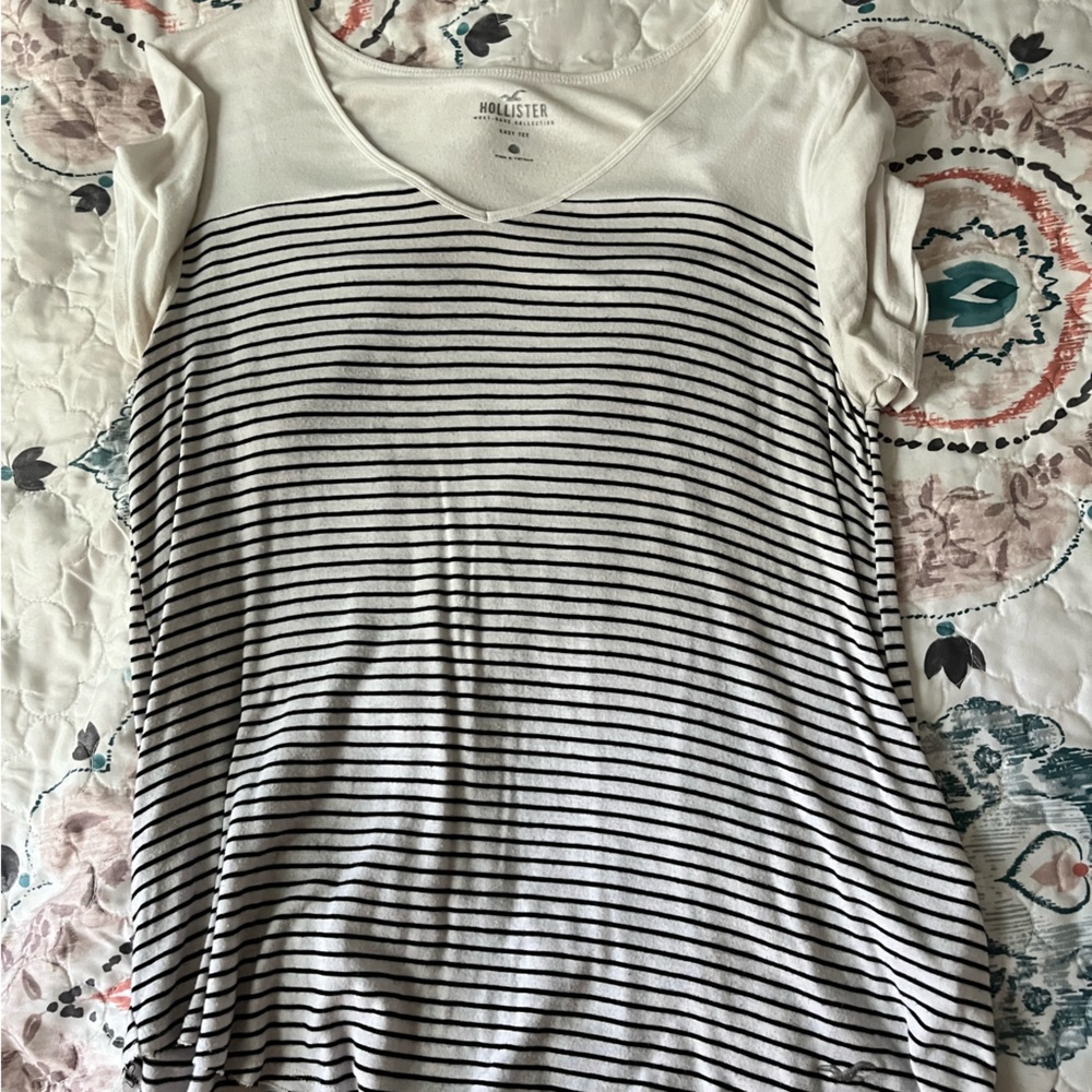 Hollister- easy tee